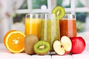 Jus de légumes, de fruits ou de baies fraîchement pressés dans le menu diététique