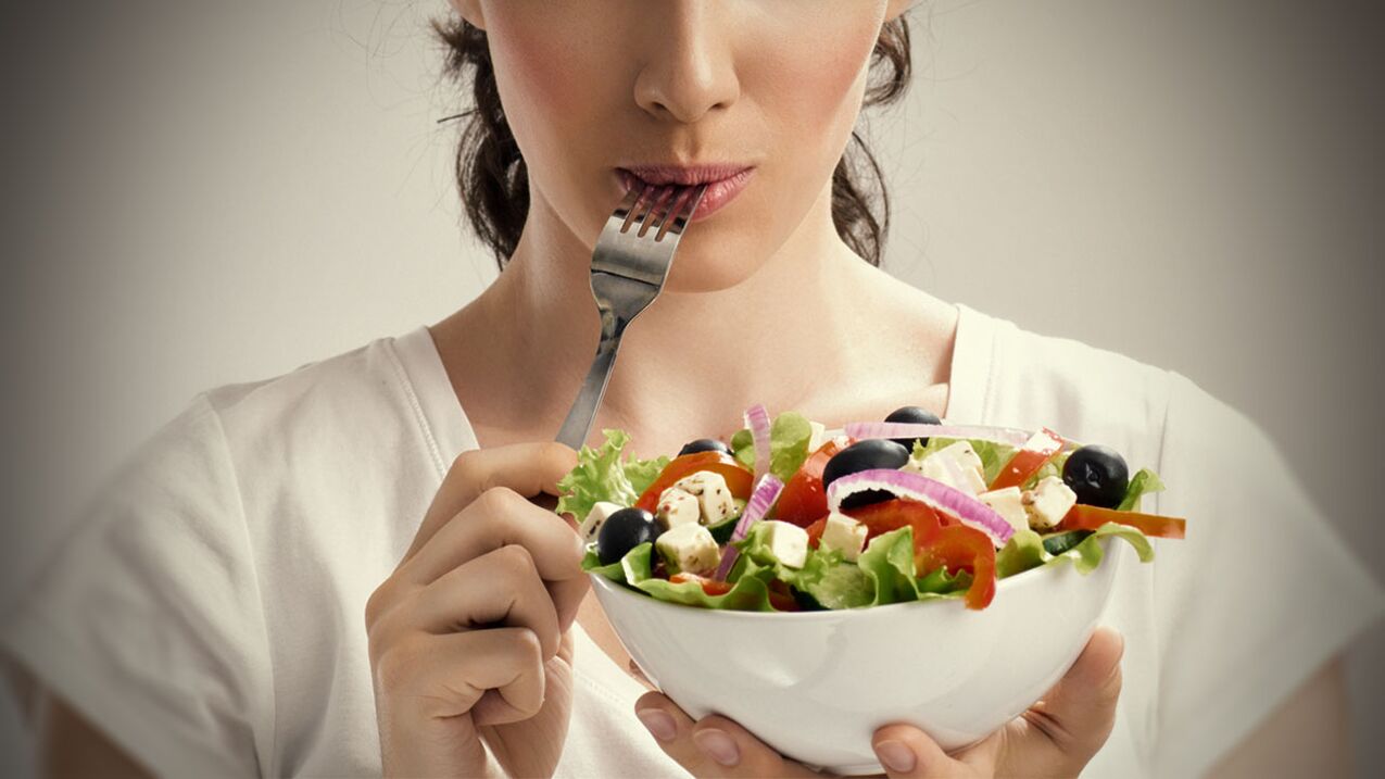 Salade de légumes dans le régime alimentaire d'une fille qui perd du poids