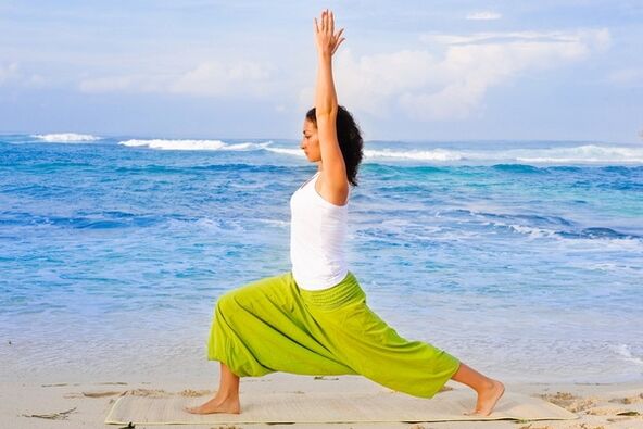 Asana du guerrier en yoga pour un étirement efficace des muscles des épaules et de l'abdomen